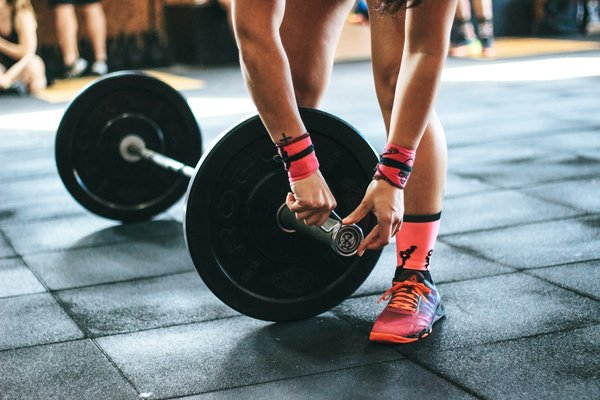 What are the benefits of incorporating strength training into a runner's routine?