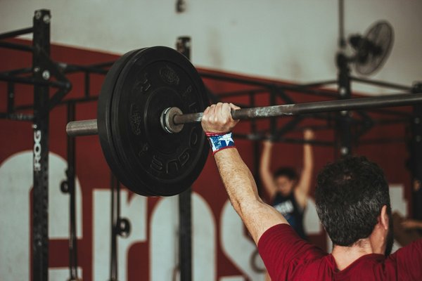 How can powerlifters prevent injuries through proper lifting techniques?